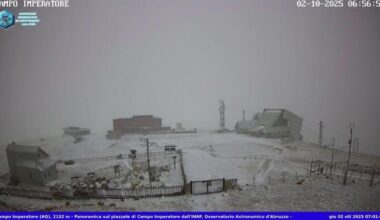 Neve d’autunno, le immagini dei primi fiocchi in Abruzzo e in Umbria: temperature giù di dieci gradi