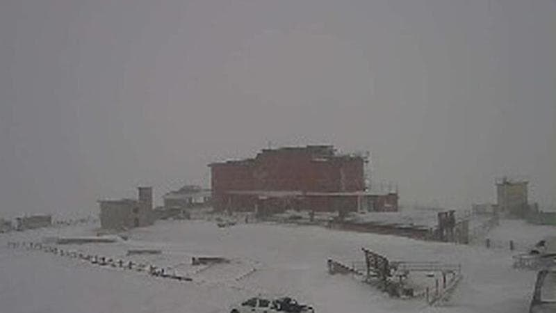 La cima del Gran Sasso imbiancata con la prima nevicata della stagione