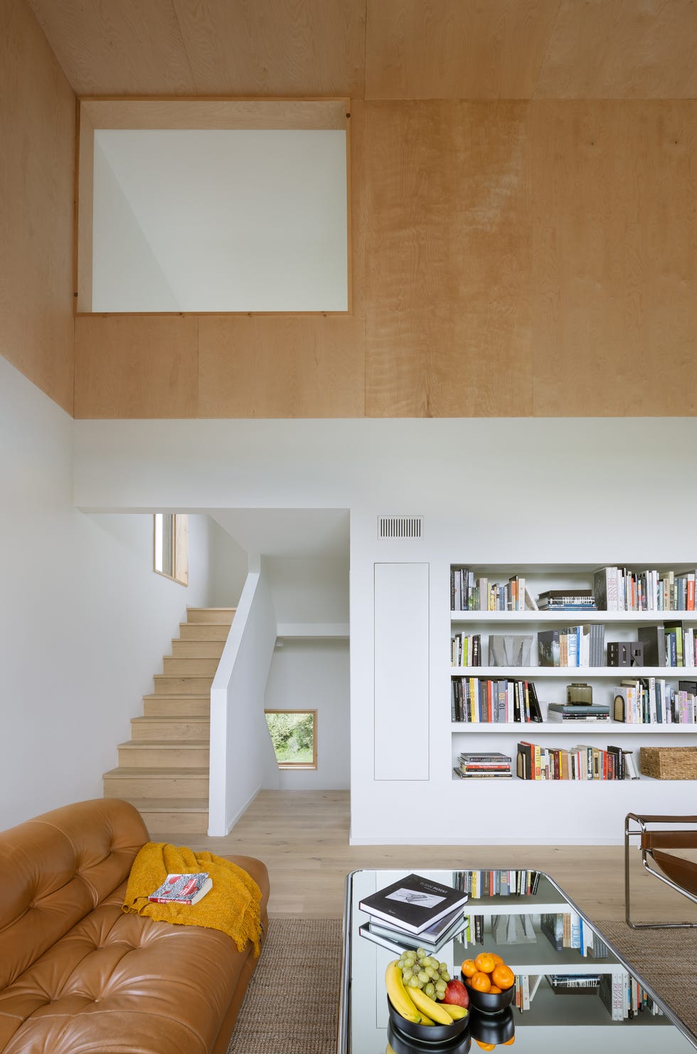 casa cabana de madera de cedro cubo negro que cambia y esta en lo alto de una colina