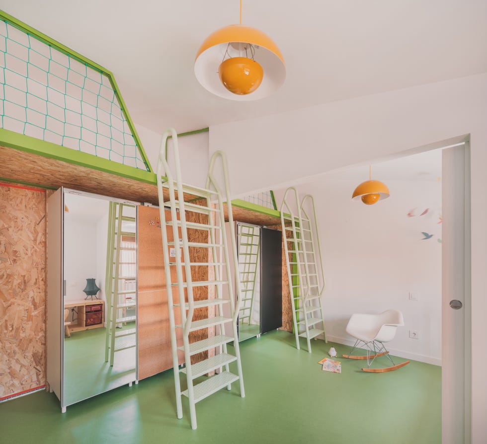 dos mamas, dos gemelas y hasta una coneja viven en esta bonita casa naranja y verde rehabilitada en el barrio de fuencarral