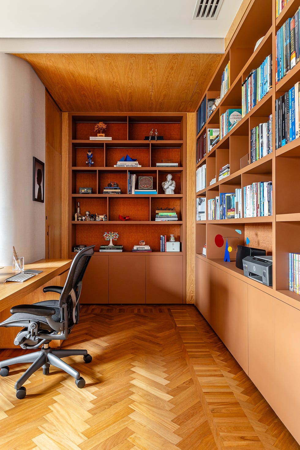 paneles pivotantes de madera definen los espacios de esta casa que ha mantenido algunos de sus elementos originales y tiene un balcon precioso