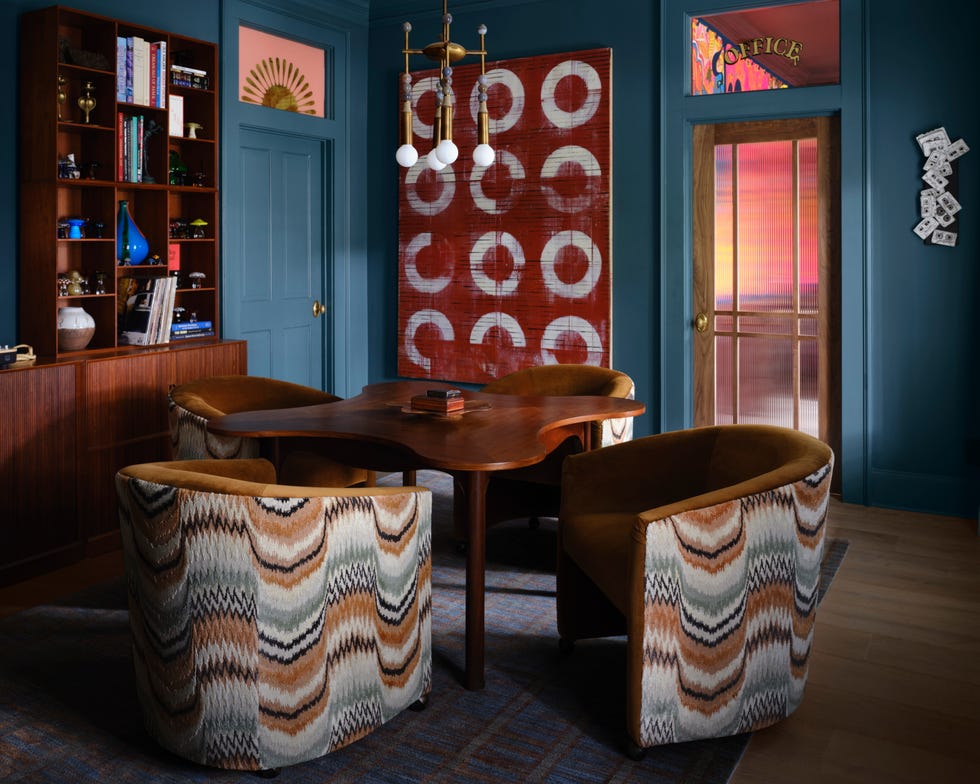 comedor con sillas de colores