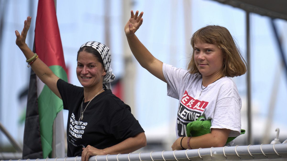 Flotilla: 137 attivisti arrivati a Istanbul, Thunberg umiliata avvolta nella bandiera di Israele