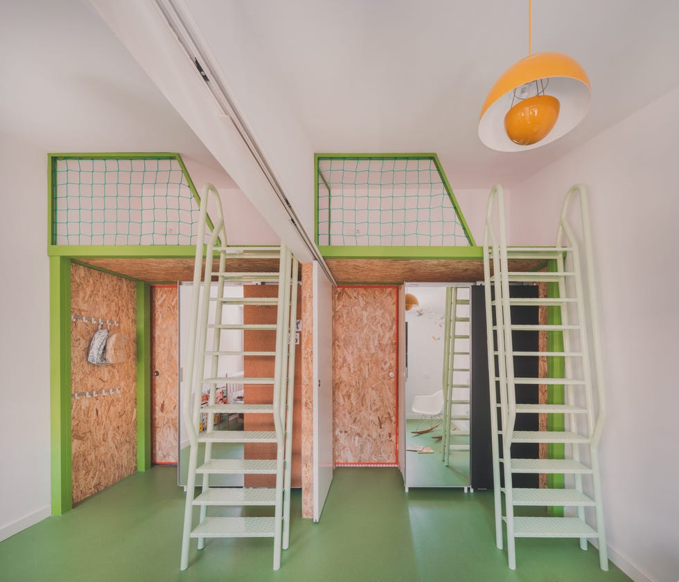 dos mamas, dos gemelas y hasta una coneja viven en esta bonita casa naranja y verde rehabilitada en el barrio de fuencarral