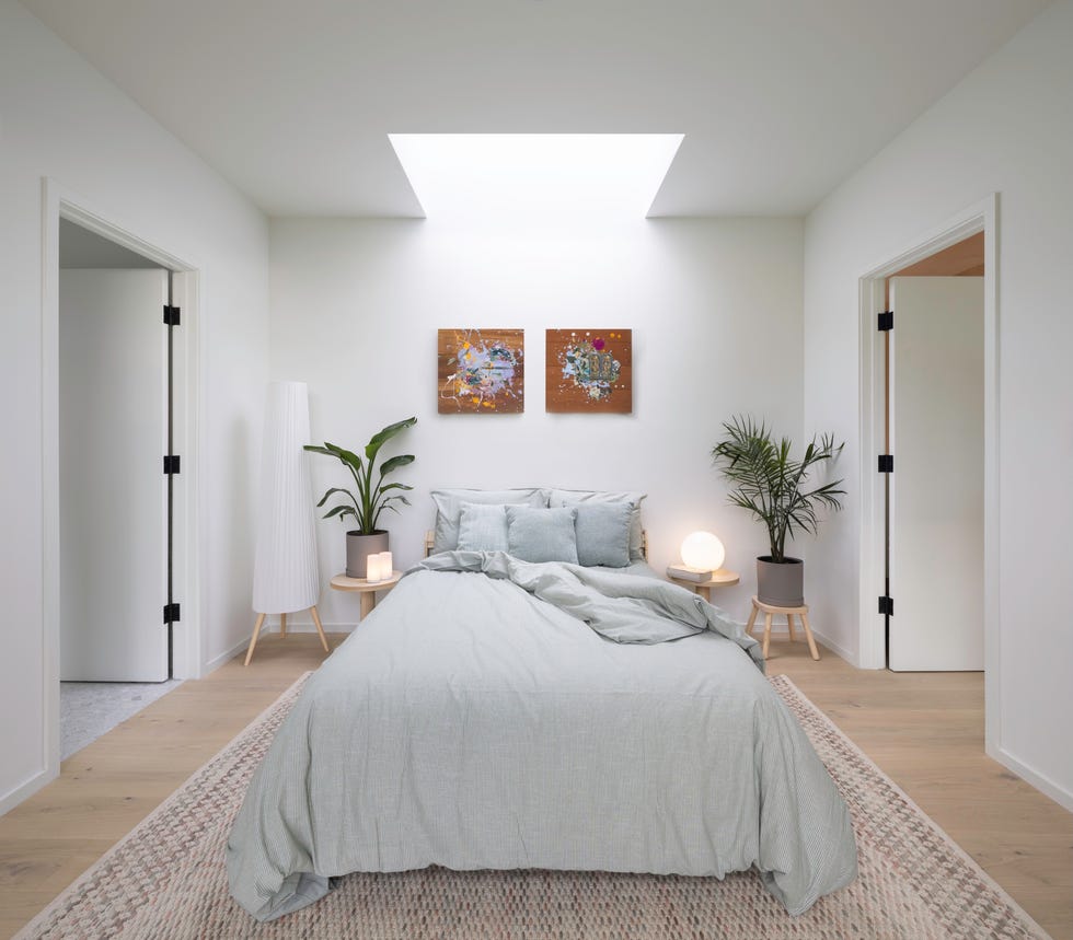 casa cabana de madera de cedro cubo negro que cambia y esta en lo alto de una colina