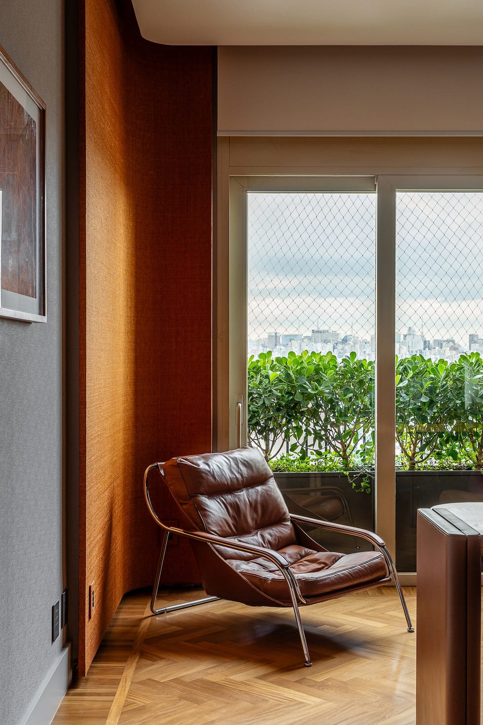 paneles pivotantes de madera definen los espacios de esta casa que ha mantenido algunos de sus elementos originales y tiene un balcon precioso