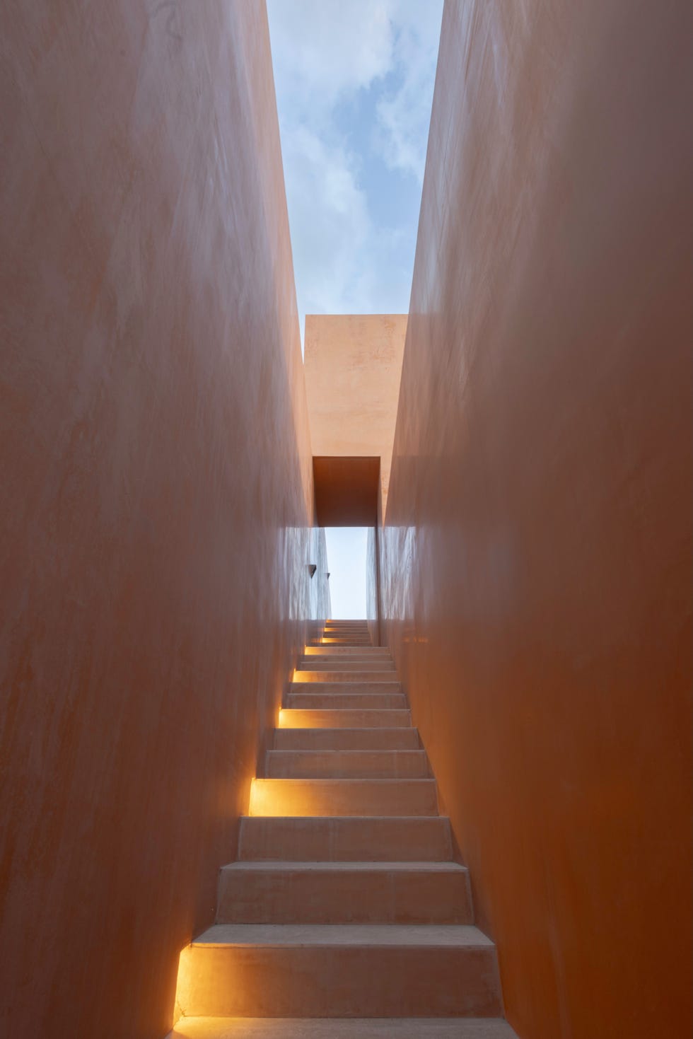 casa de yucatan recibe con jardin, dos alturas y dos piscinas, una en un patio y otra en la azotea