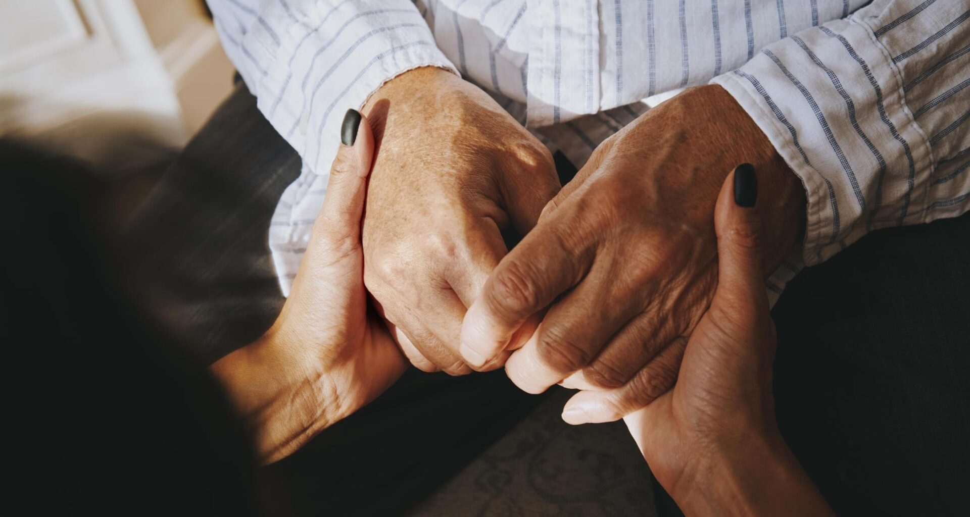 Genitori anziani e figli: quando i ruoli si invertono e la cura spetta a noi. Un libro per parlarne