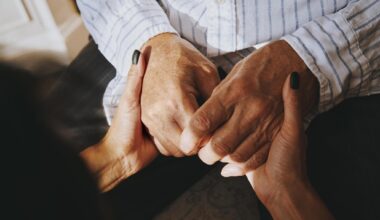 Genitori anziani e figli: quando i ruoli si invertono e la cura spetta a noi. Un libro per parlarne