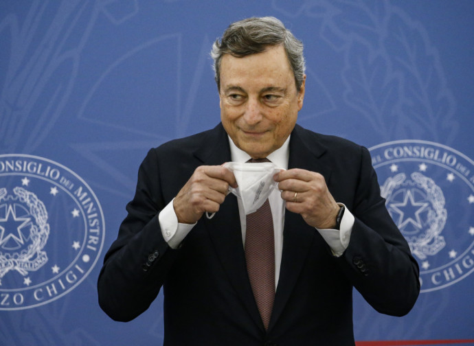 Ammettono l'inutilità del Green pass. Citofonare Draghi