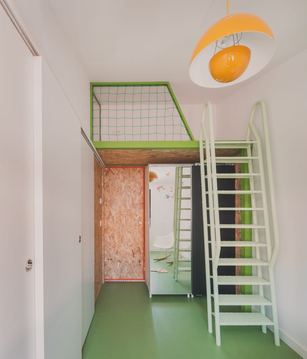 dos mamas, dos gemelas y hasta una coneja viven en esta bonita casa naranja y verde rehabilitada en el barrio de fuencarral