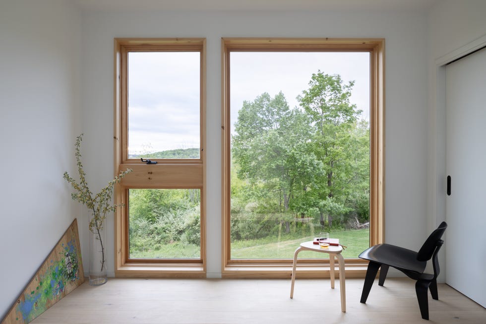 casa cabana de madera de cedro cubo negro que cambia y esta en lo alto de una colina