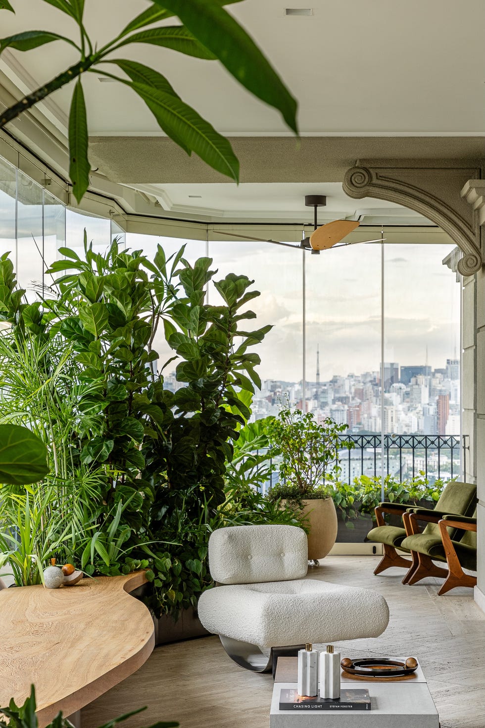 paneles pivotantes de madera definen los espacios de esta casa que ha mantenido algunos de sus elementos originales y tiene un balcon precioso