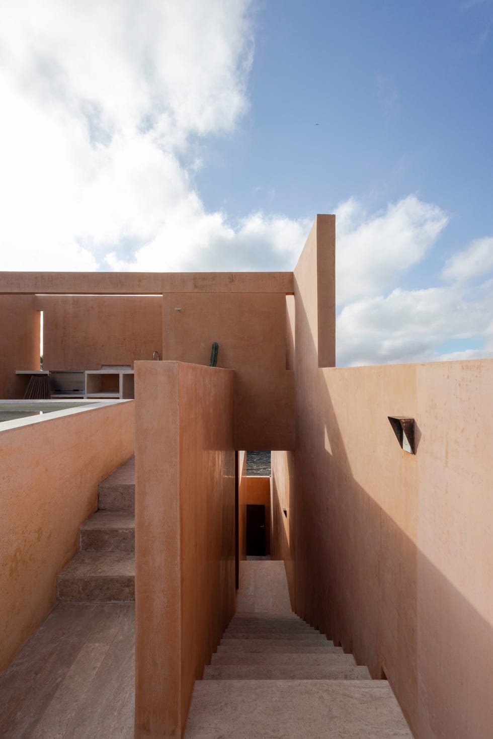 casa de yucatan recibe con jardin, dos alturas y dos piscinas, una en un patio y otra en la azotea