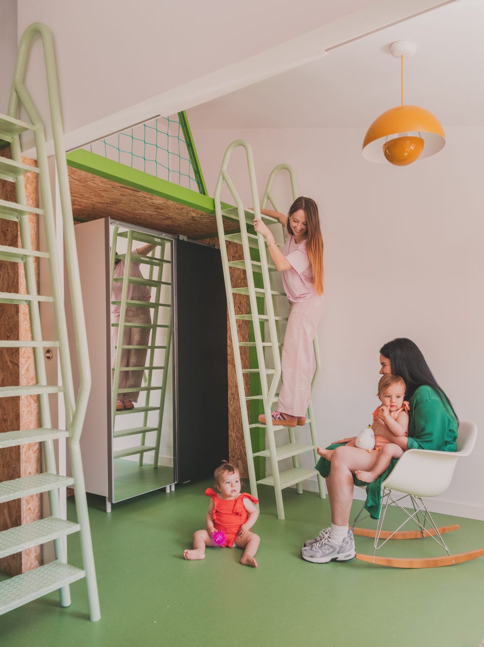 dos mamas, dos gemelas y hasta una coneja viven en esta bonita casa naranja y verde rehabilitada en el barrio de fuencarral