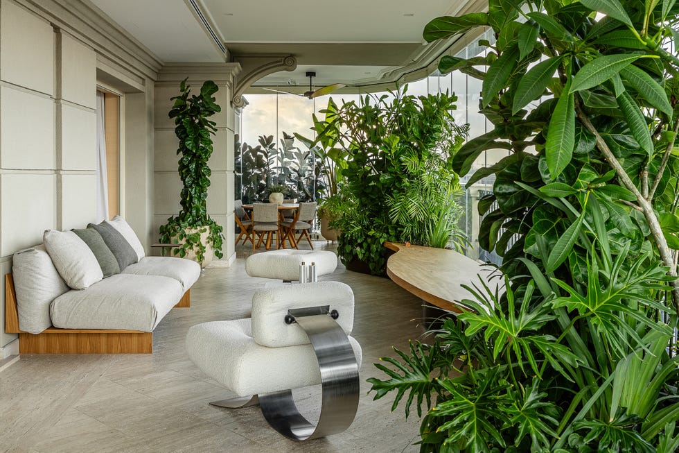 paneles pivotantes de madera definen los espacios de esta casa que ha mantenido algunos de sus elementos originales y tiene un balcon precioso