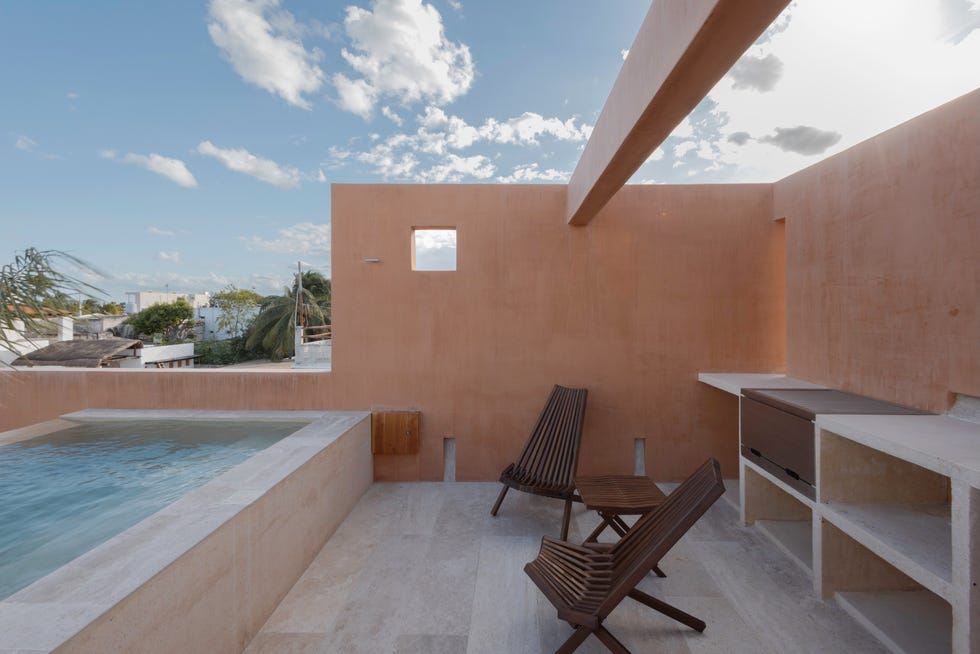 casa de yucatan recibe con jardin, dos alturas y dos piscinas, una en un patio y otra en la azotea