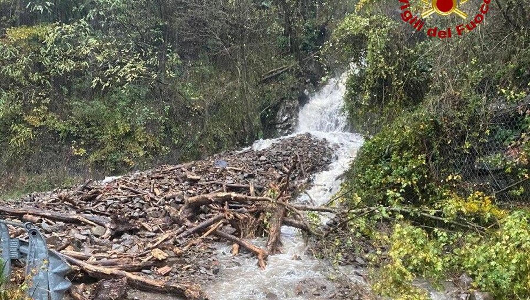 Maltempo da allerta arancione. “Restate lontano dai fiumi”. Frane in Appennino