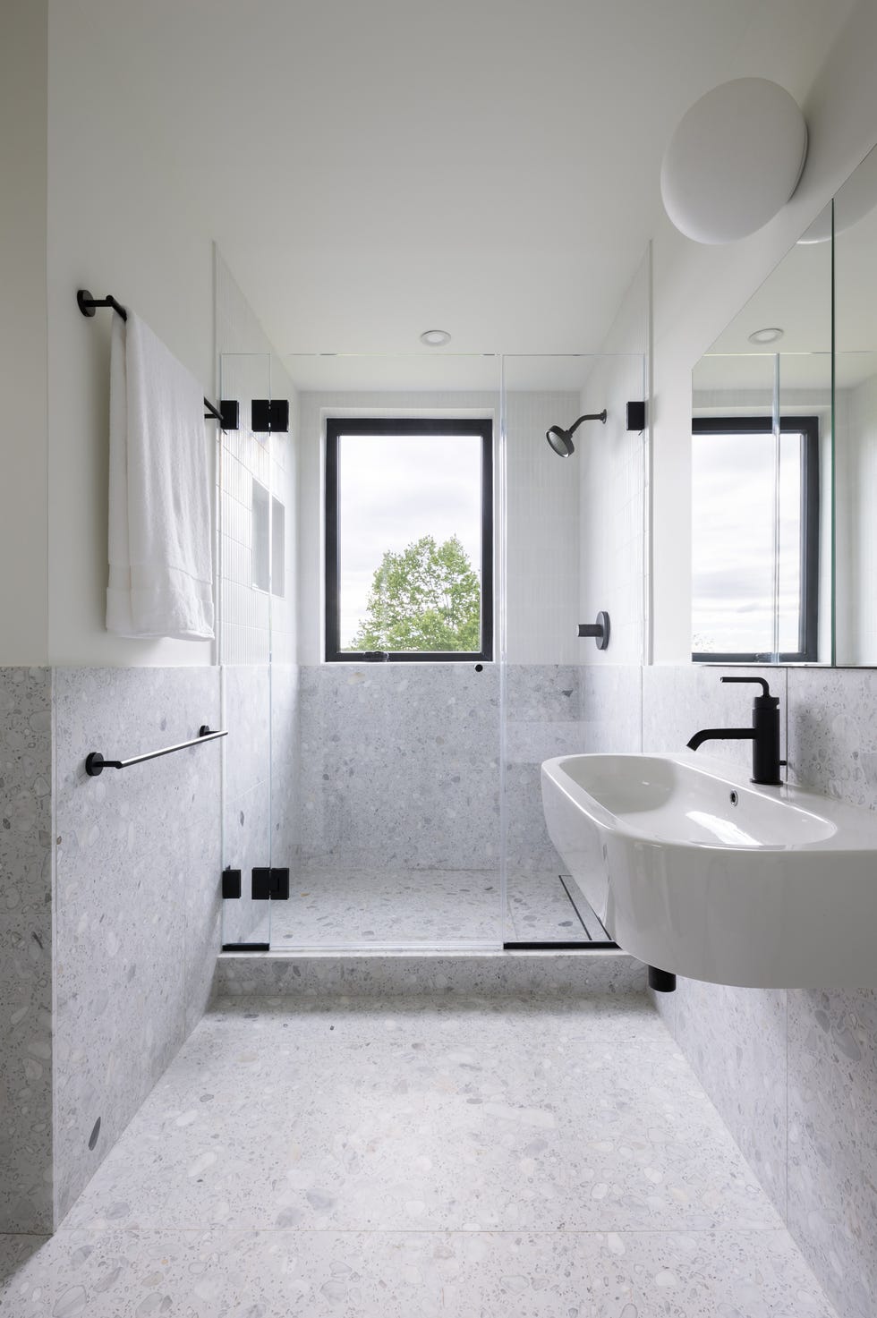 casa cabana de madera de cedro cubo negro que cambia y esta en lo alto de una colina