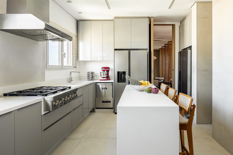 paneles pivotantes de madera definen los espacios de esta casa que ha mantenido algunos de sus elementos originales y tiene un balcon precioso