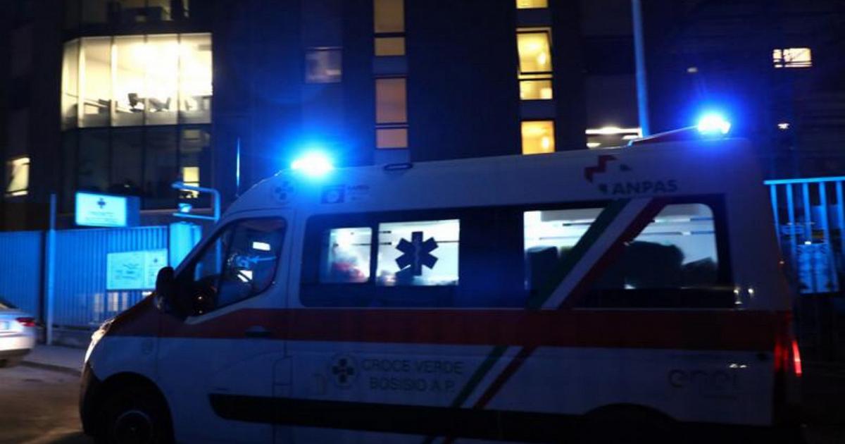 Tre colpi di arma da fuoco, scaricata da un'auto in ospedale: morta 44enne