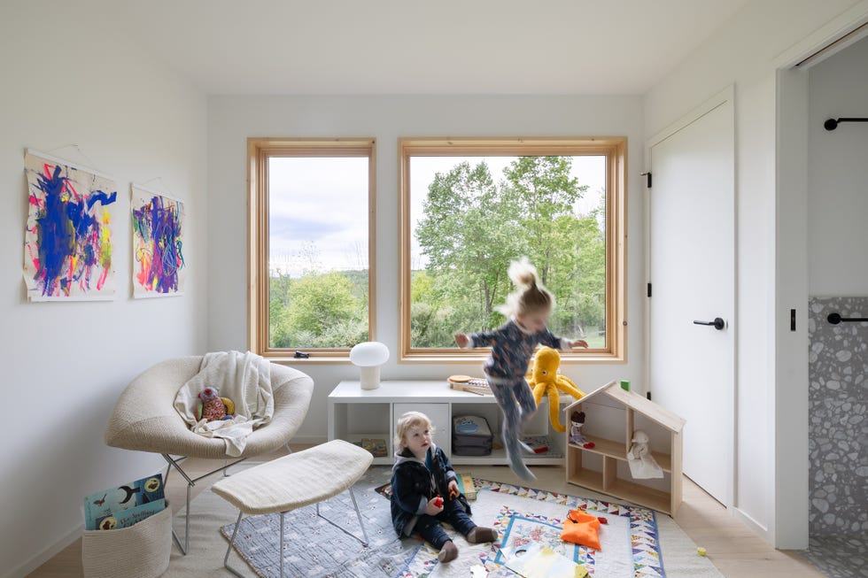 casa cabana de madera de cedro cubo negro que cambia y esta en lo alto de una colina