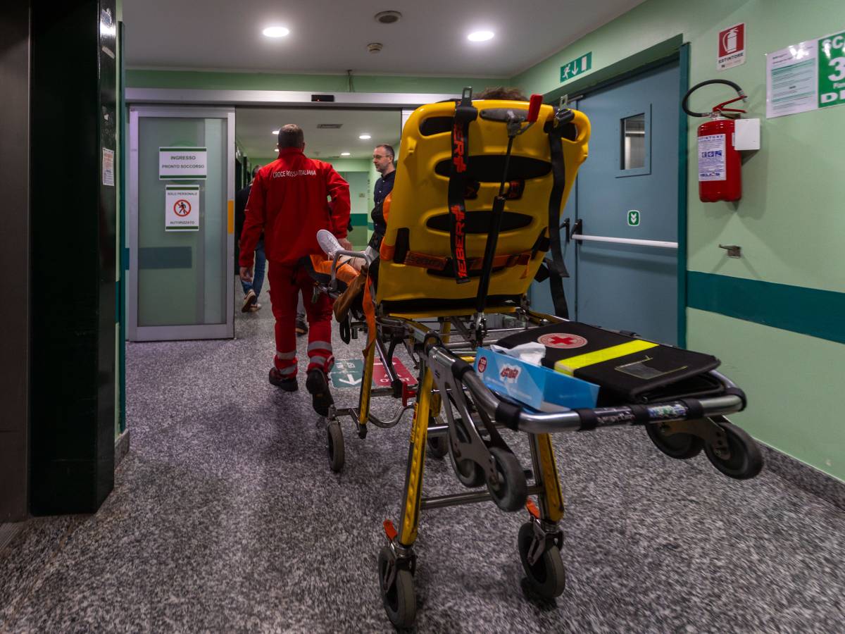 Focolaio di tubercolosi tra gli irregolari in un'ex scuola occupata, l'Asl: "È epidemia colposa"