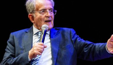 "Il premier? Obbediente". Prodi contro Meloni dalla Gruber