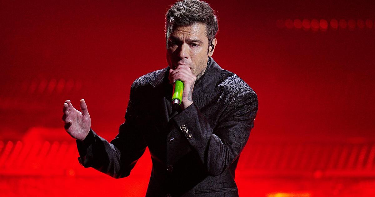 Misterioso video di Fedez sui ledwall di Milano. I fan, in arrivo un nuovo album