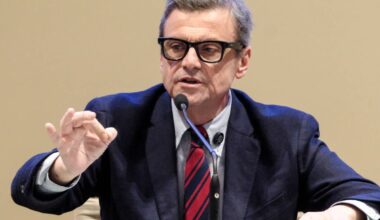 Calenda contro Elkann: "Non può restare ai vertici di Stellantis"