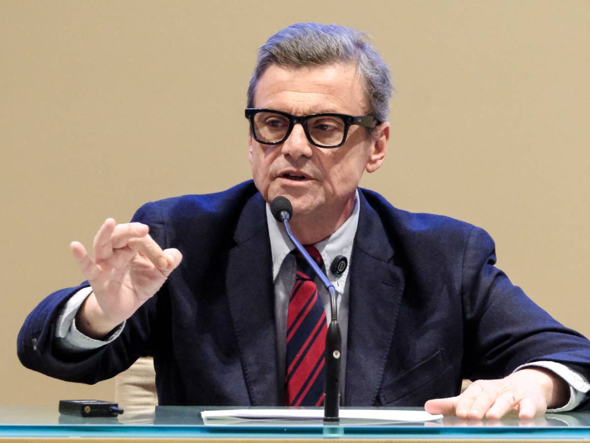 Calenda contro Elkann: "Non può restare ai vertici di Stellantis"