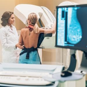 Tumore al seno, un motivo in più per non “saltare” la prima mammografia