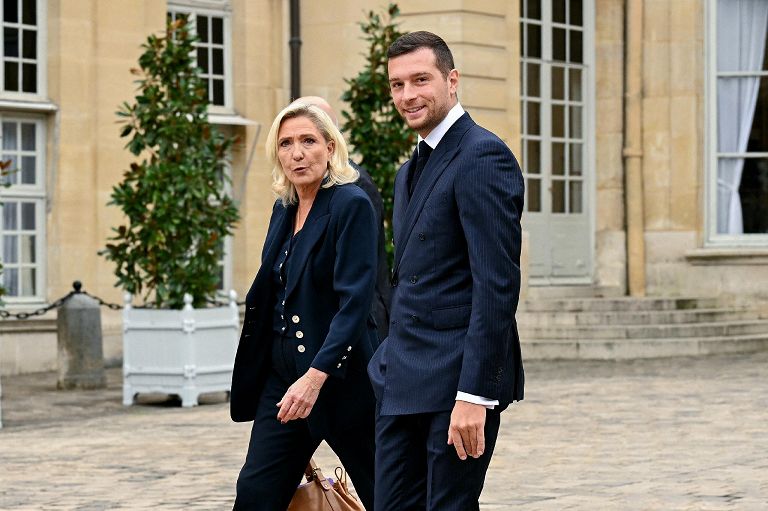Il presidente del partito di estrema destra francese Rassemblement National (Raduno Nazionale) RN, Jordan Bardella (a destra), si congeda con la presidente del gruppo parlamentare Rassemblement National, Marine Le Pen, dopo un incontro con il primo ministro francese nell'ambito delle consultazioni politiche all'Hotel de Matignon di Parigi, il 2 settembre 2025.