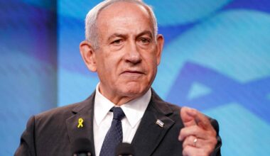 Il giallo dell'arrivo, la sedia vicino ad Abu Mazen, il no definitivo: perché Netanyahu ha dato forfait
