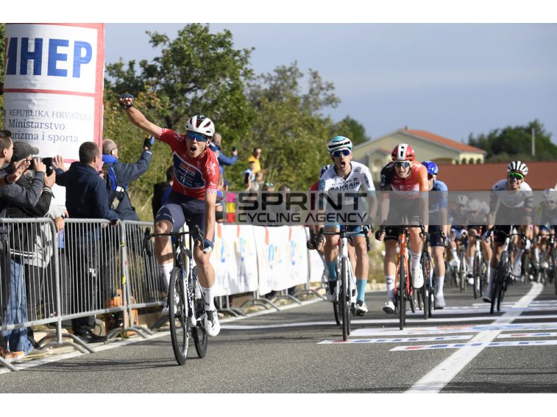 CRO RACE. IL VENTO ACCORCIA LA SECONDA TAPPA, MAGNIER VINCE LO SPRINT IN PENDENZA SU ZAMBANINI. VIDEO