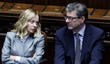 La presidente del Consiglio Giorgia Meloni e il ministro dell’Economia Giancarlo Giorgetti alla Camera, a maggio del 2025 (Roberto Monaldo / LaPresse)