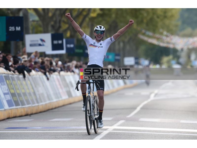 HERZOG REGALA L’ORO ALLA GERMANIA , UN GRANDE CAPELLO È D’ARGENTO, BRONZO PER GAFFNEY