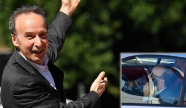 Benigni in auto al telefono e senza cinture allacciate. Solo per lui la vita è bella...
