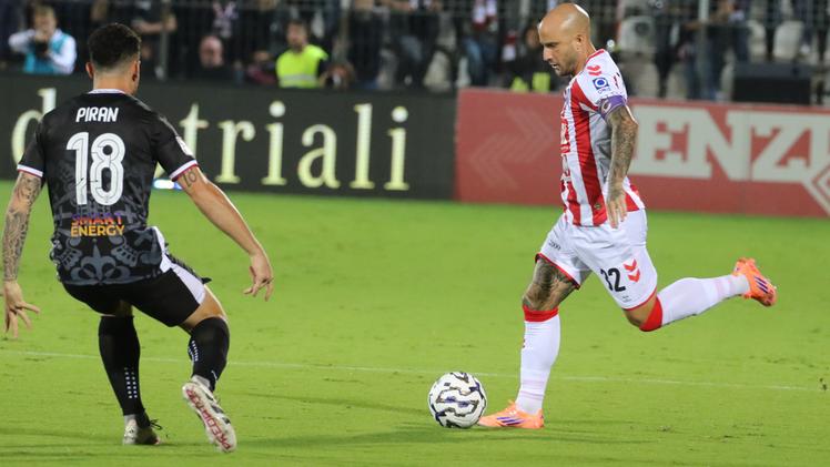 Filippo Costa in azione contro la Pro Vercelli (COLORFOTO/DALLA POZZA)