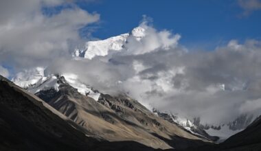 Centinaia di escursionisti bloccati da una bufera sul versante tibetano dell'Everest sono stati soccorsi