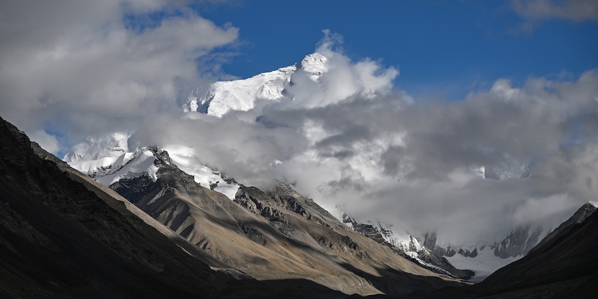Centinaia di escursionisti bloccati da una bufera sul versante tibetano dell'Everest sono stati soccorsi