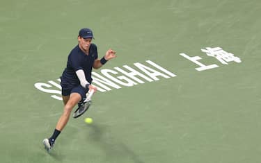 SHANGHAI, CHINA - OCTOBER 04: Jannik Sinner of Italy competes against Daniel Altmaier of Germany in the Men's Singles 2nd round match on day 6 of the 2025 Shanghai Rolex Masters at Qi Zhong Tennis Center on October 04, 2025 in Shanghai, China. (Photo by Hu Chengwei/Getty Images)