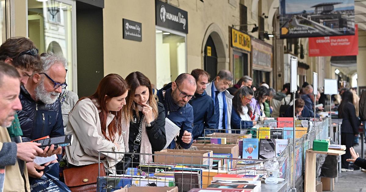 Folla di curiosi tra le bancarelle, Portici di Carta chiude la 18esima edizione