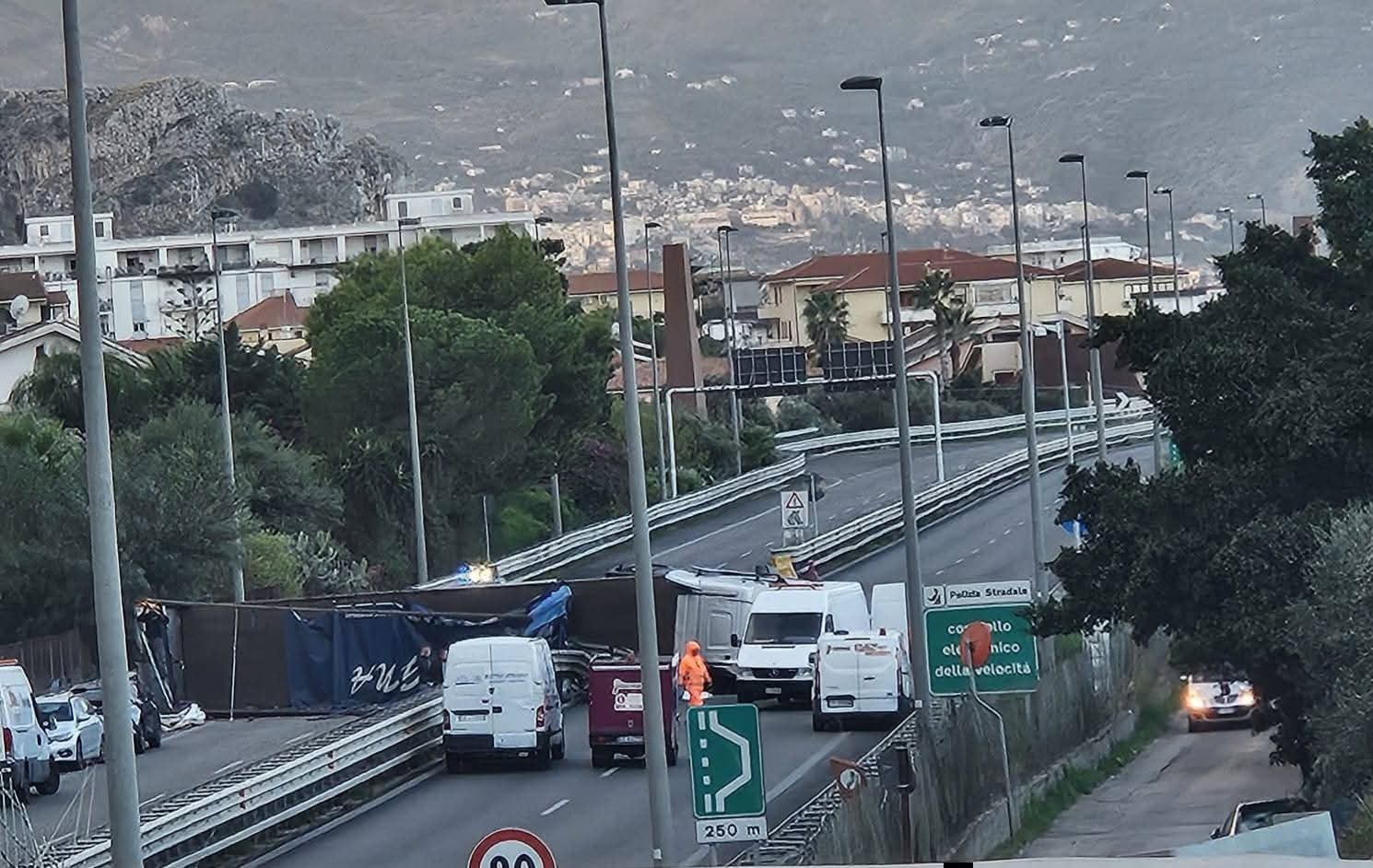 Tir si ribalta sull'autostrada Palermo