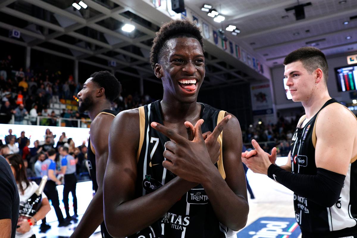Cheick Niang, esordio da sogno in Serie A con mega schiacciata: chi è il nuovo fenomeno del basket azzurro