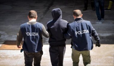 arrestato giovane straniero con i vestiti sporchi di sangue