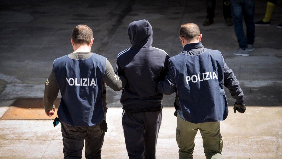 arrestato giovane straniero con i vestiti sporchi di sangue