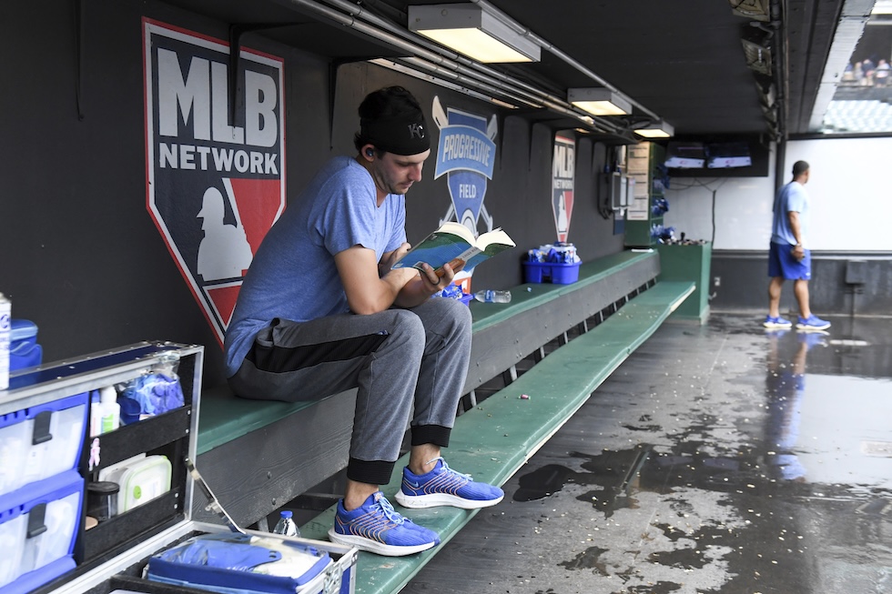 Un giocatore legge in panchina