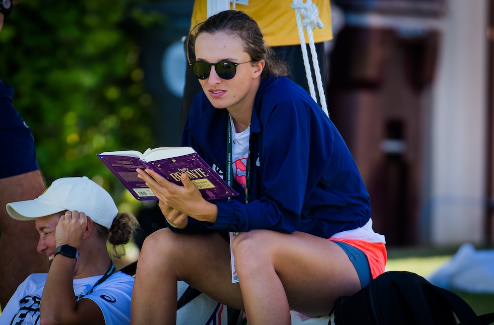 Swiatek legge un libro 