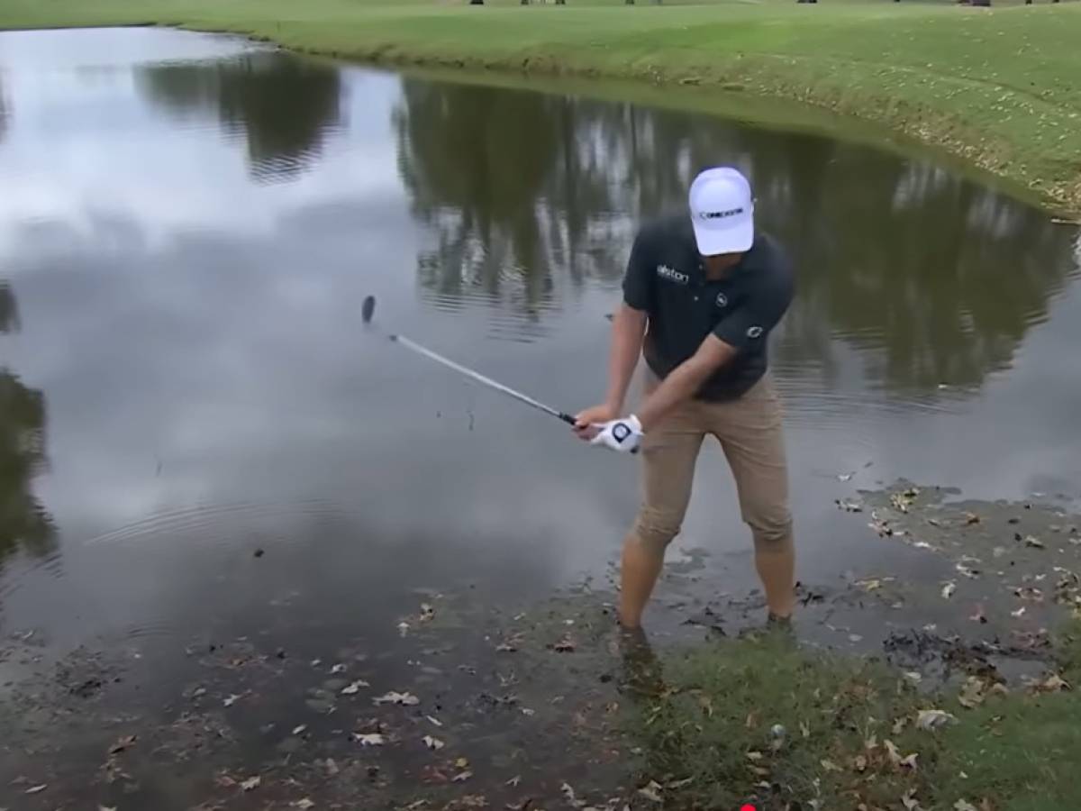 Gioca a golf con un alligatore a due metri: il colpo più coraggioso